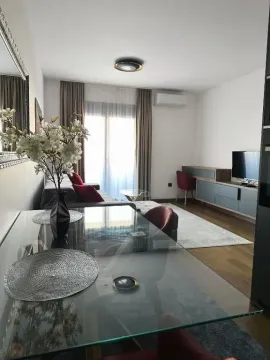 Dnevni boravak sa trpezarijskim stolom i sofom. - image 11