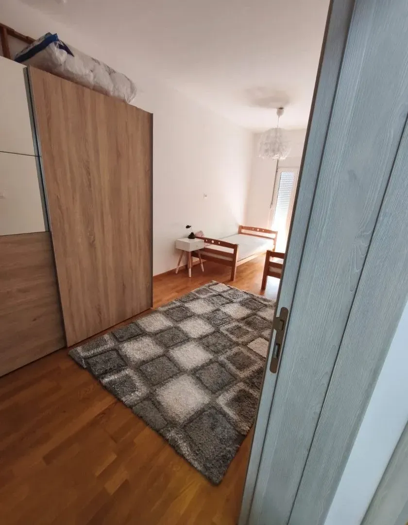 Izdavanje, dvosoban stan, 74m², Stari Aerodrom, Podgorica