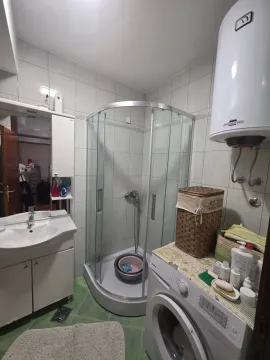 Manje kupatilo sa tuš kabinom, umivaonikom i veš mašinom. - image 8