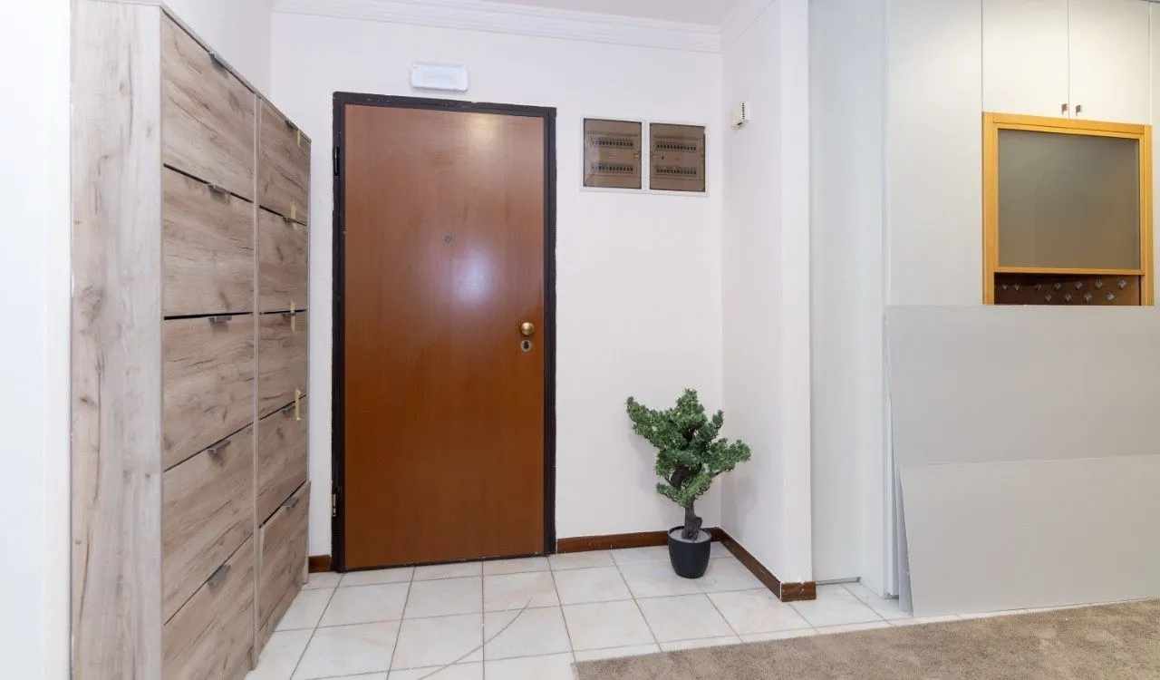 Izdavanje, trosoban stan, 200m², Gorica C, Podgorica
