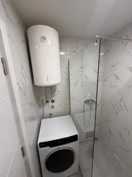 Moderno opremljeno kupatilo sa tuš kabinom, bojlerom i veš mašinom. - image 7