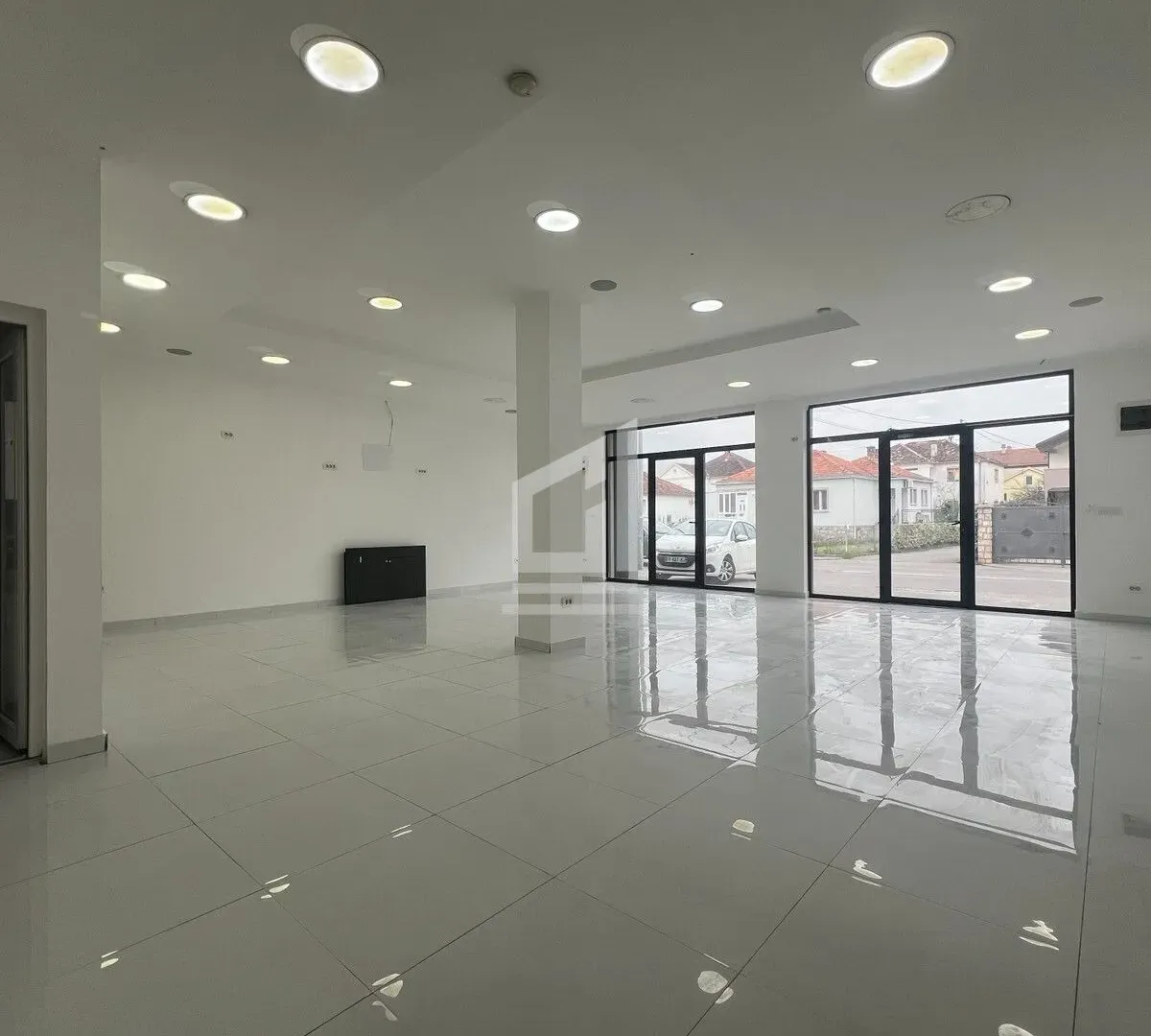 Izdavanje, poslovni prostor, 90m², Masline, Podgorica
