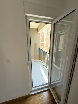 Pogled na terasu kroz otvorena balkonska vrata. - image 4
