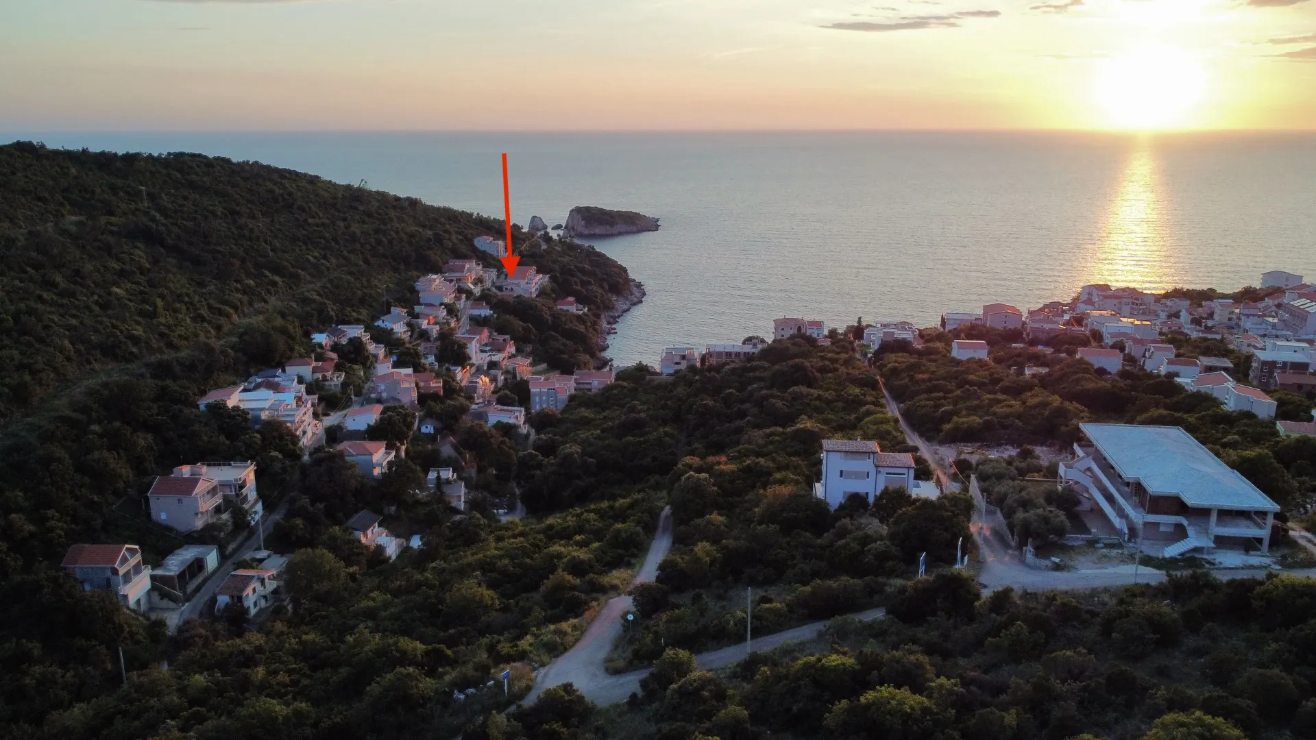 Pogled iz vazduha na primorsko naselje sa obradom koja označava lokaciju nekretnine.