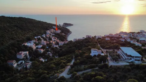 Pogled iz vazduha na primorsko naselje sa obradom koja označava lokaciju nekretnine. - image 7