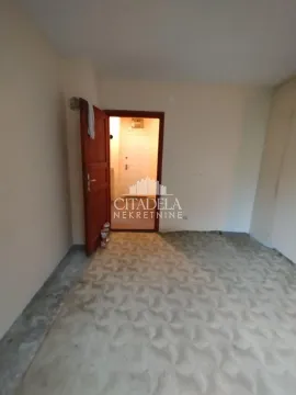 Prazna soba sa otvorenim vratima i tepihom na podu. - image 3