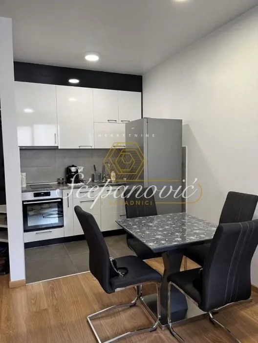 Izdavanje, dvosoban stan, 56m², Centar, Novi Sad