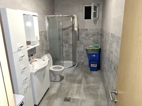 Moderne kupatilo sa tuš kabinom, umivaonikom i bijelim ormarićem. - image 18