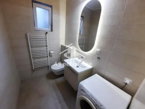 Moderno opremljeno kupatilo sa umivaonikom, WC šoljom, sušačem peškira i veš mašinom. - image 28