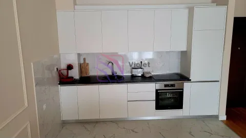 Moderna bijela kuhinja sa ugradnim uređajima i mermernim pločicama. - image 5