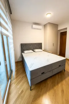 Uređena spavaća soba sa bračnim krevetom, garderoberom i klima uređajem. - image 6