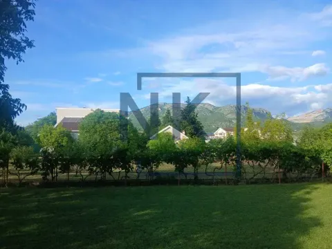 Zeleno dvorište sa pogledom na planine. - image 8