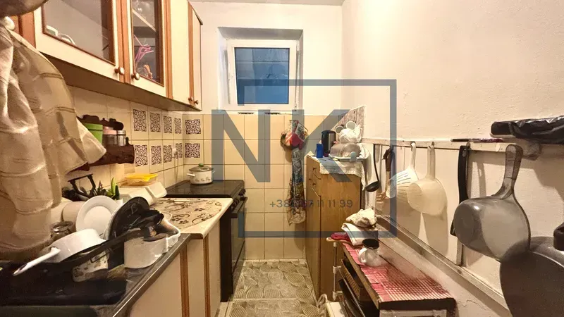 Smaller kitchen with kitchen units and a stove.