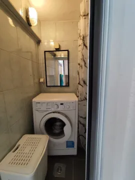 Manje kupatilo sa veš mašinom i tuš kabinom. - image 10