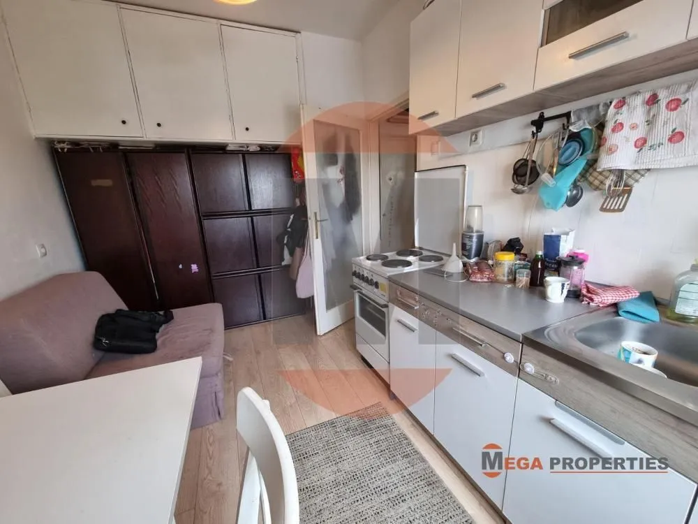 Smaller kitchen with a dining area and a sofa.