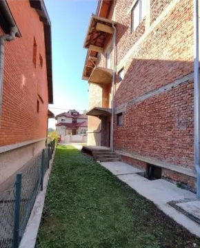 Bočna strana kuće u izgradnji sa dvorištem. - image 16