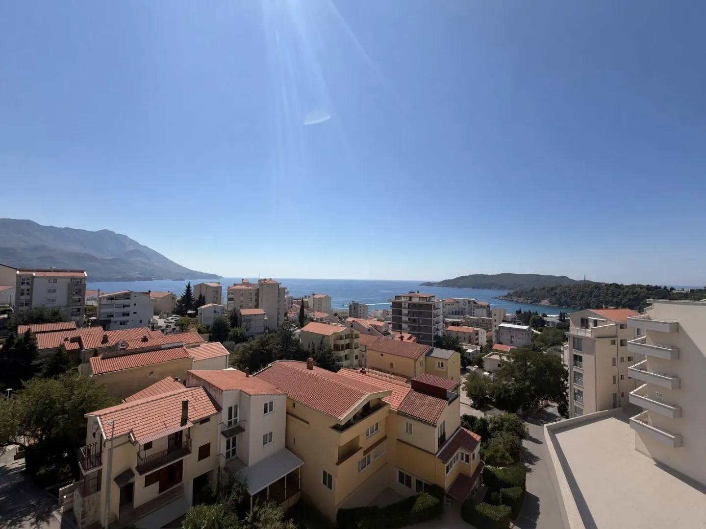 Pogled sa terase na grad, naselje i more.