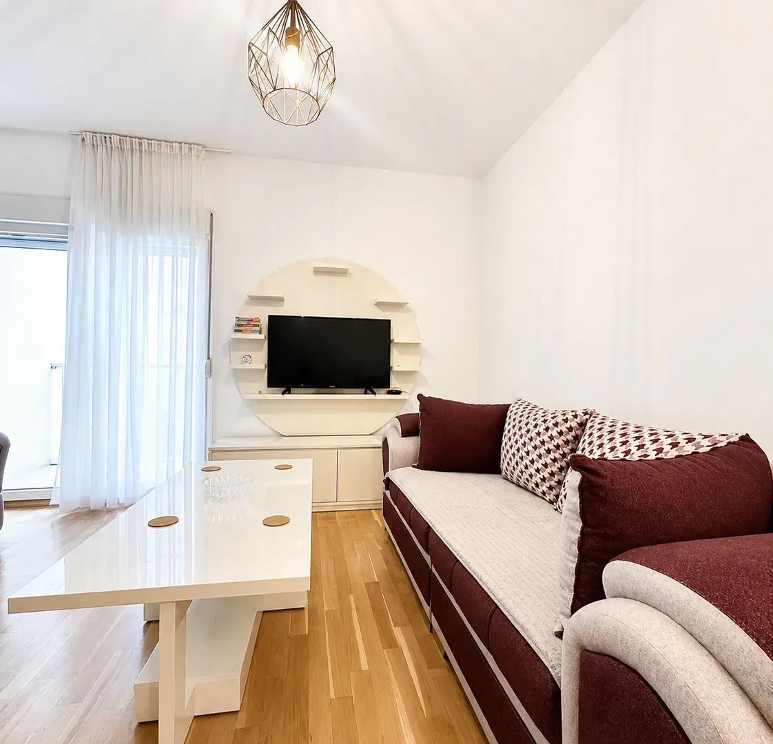 Izdavanje, dvosoban stan, 72m², Blok 9, Podgorica