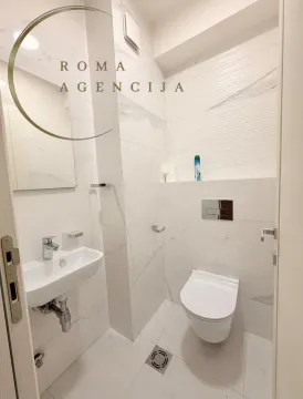 Moderno opremljeno kupatilo sa bijelim keramičkim pločicama i sanitarijama. - image 10