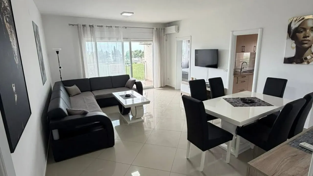 Izdavanje, dvosoban stan, 80m², Centar, Bar