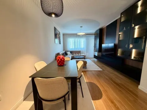 Dnevni boravak sa trpezarijom i modernim nameštajem. - image 7