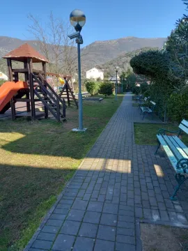 Uređeno dvorište sa stazom, klupama i dječijim igralištem. - image 14