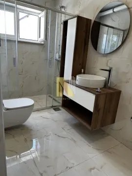 Moderno kupatilo sa tuš kabinom, umivaonikom i wc šoljom. - image 5