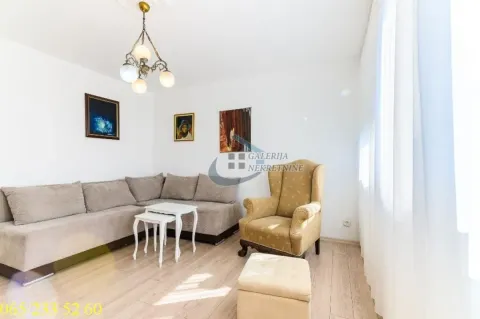 Dnevna soba sa ugaonom garniturom, foteljom i slikama na zidu. - image 14