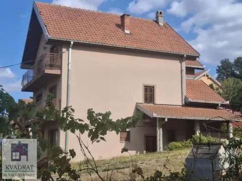 Pogled na spoljašnjost kuće sa popločanim krovom i dvorištem. - image 23