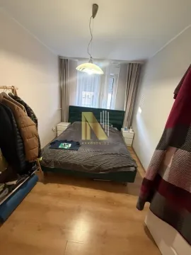 Manja spavaća soba sa bračnim krevetom. - image 7