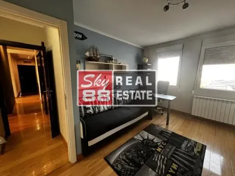 Dečja soba sa krevetom, radnim stolom i policama. - image 16