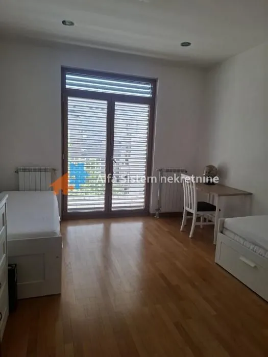 Bedroom with two single beds and a desk.