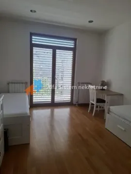 Bedroom with two single beds and a desk. - image 6