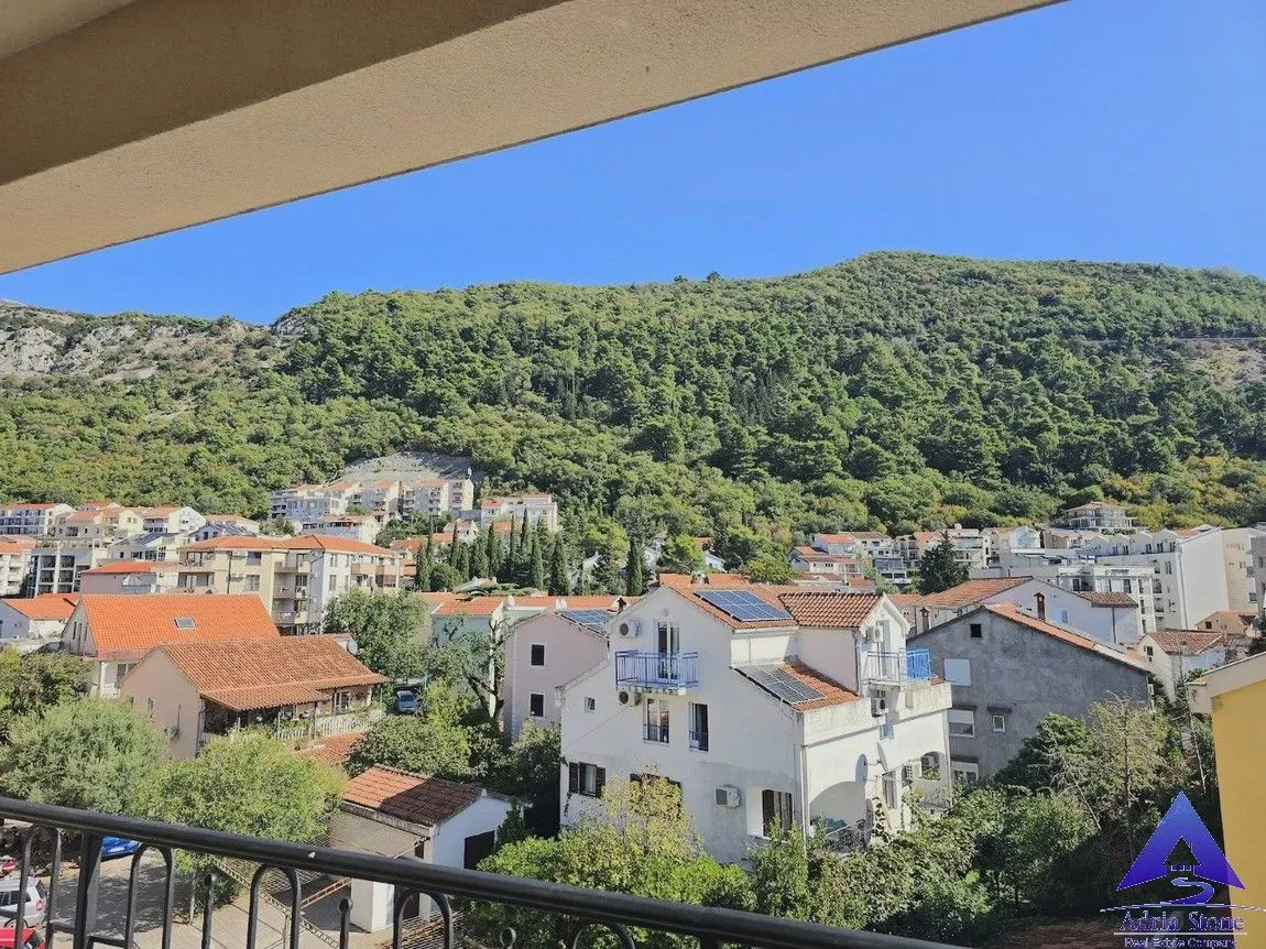 Pogled sa terase na okolno naselje i brdo.
