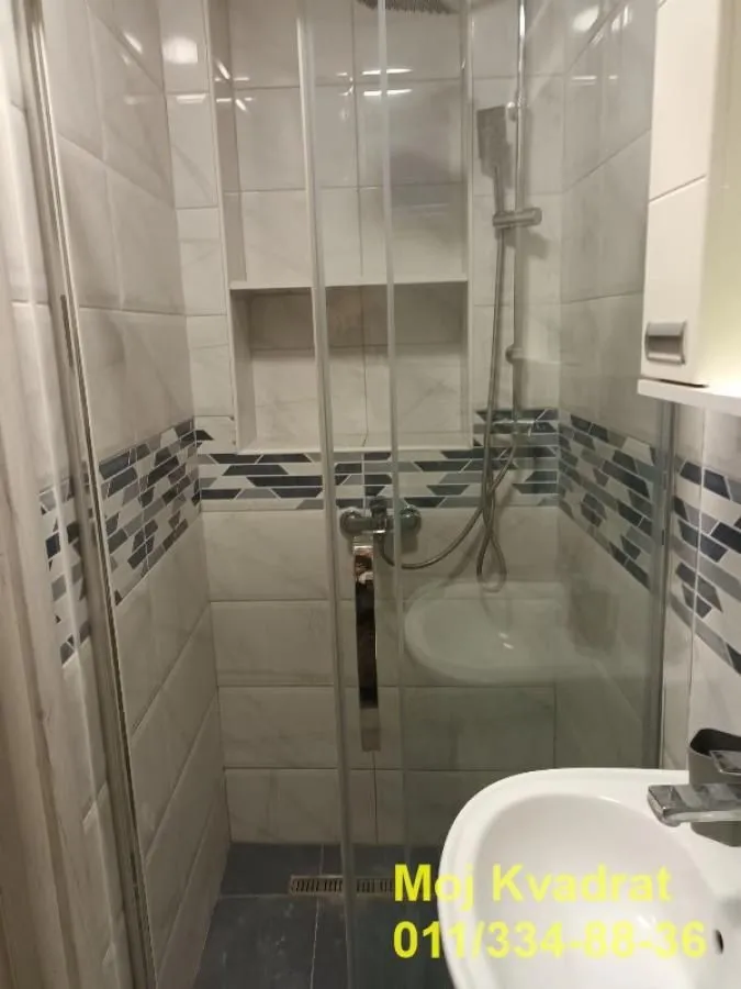 Bathroom with a shower cabin and a washbasin.