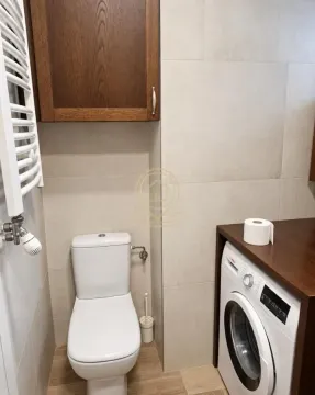 Kupatilo sa toaletom, ugradnim ormarićem i veš mašinom. - image 10