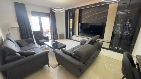 Moderna i uredna dnevna soba sa garniturom za sjedenje i televizorom. - image 4