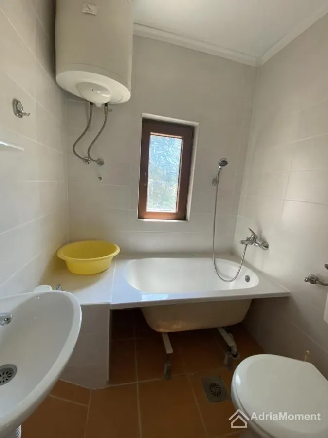 Manje kupatilo sa kadom, umivaonikom i wc šoljom.