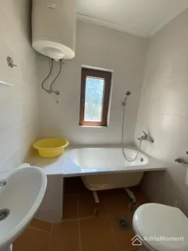 Manje kupatilo sa kadom, umivaonikom i wc šoljom. - image 6