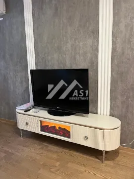 TV komoda sa ugrađenim kaminom i televizorom u dnevnoj sobi. - image 2