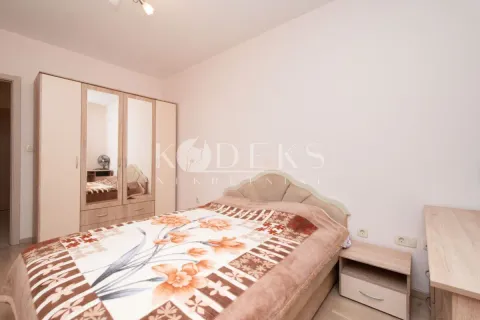 Bedroom with a double bed, wardrobe with a mirror and a bedside table. - image 5