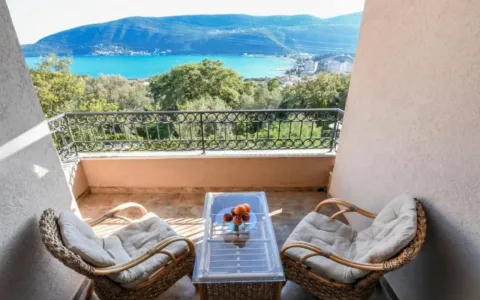 Namješten balkon sa garniturom za sjedenje i pogledom na more. - image 9