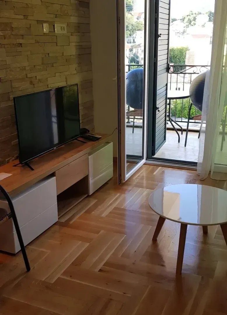 Izdavanje, stan, 42m², Tivat, Crna Gora