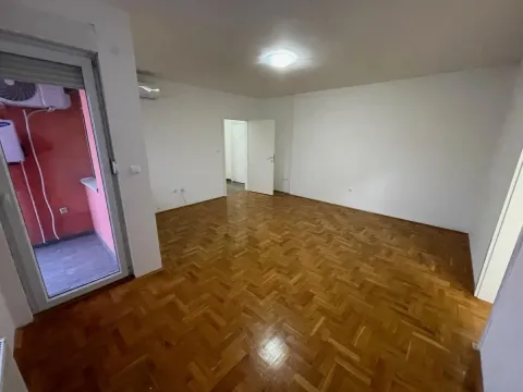 Izdavanje, dvosoban stan, 50m², Centar, Novi Sad - image 4