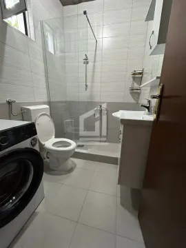 Manje kupatilo sa tuš kabinom, umivaonikom, WC šoljom i veš mašinom. - image 5