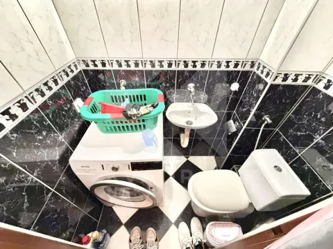 Manje kupatilo sa tuš kabinom, umivaonikom i veš mašinom. - image 5