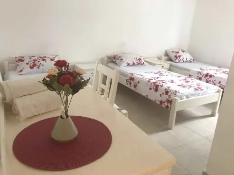 Bright bedroom with three single beds. - image 5