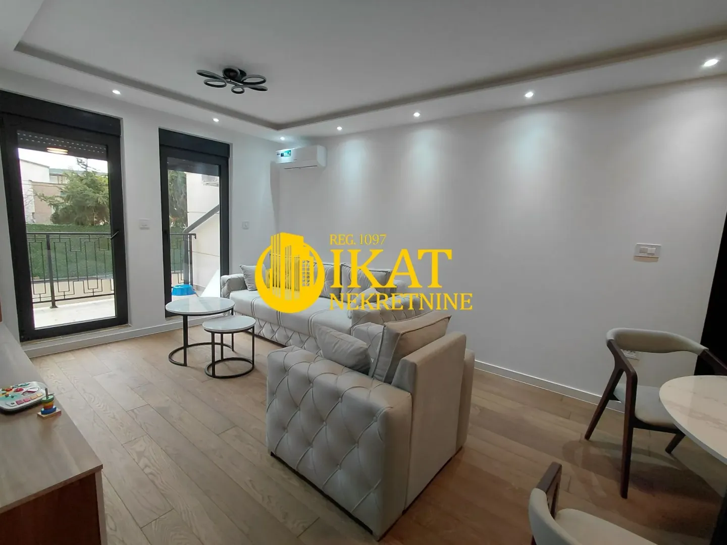 Living room with a sofa set and access to the terrace.