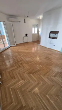 Prazna dnevna soba sa parketom i izlazom na terasu. - image 4