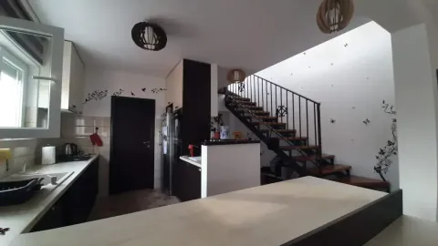 Kuhinja sa radnim dijelom i stepeništem u pozadini. - image 7
